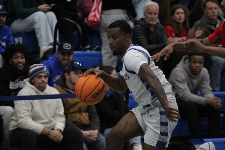 Daniels Career-High 25 Points Routs Emmanuel (Mass.) as Men's Basketball Remains Undefeated in GNAC Play