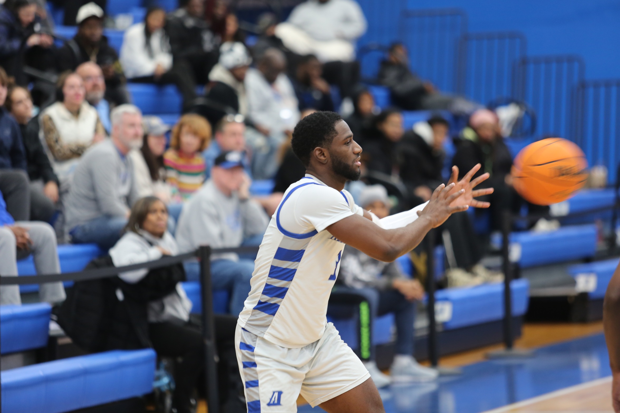 Men's Basketball Extends Win Streak to Four In Defeat Of Dean