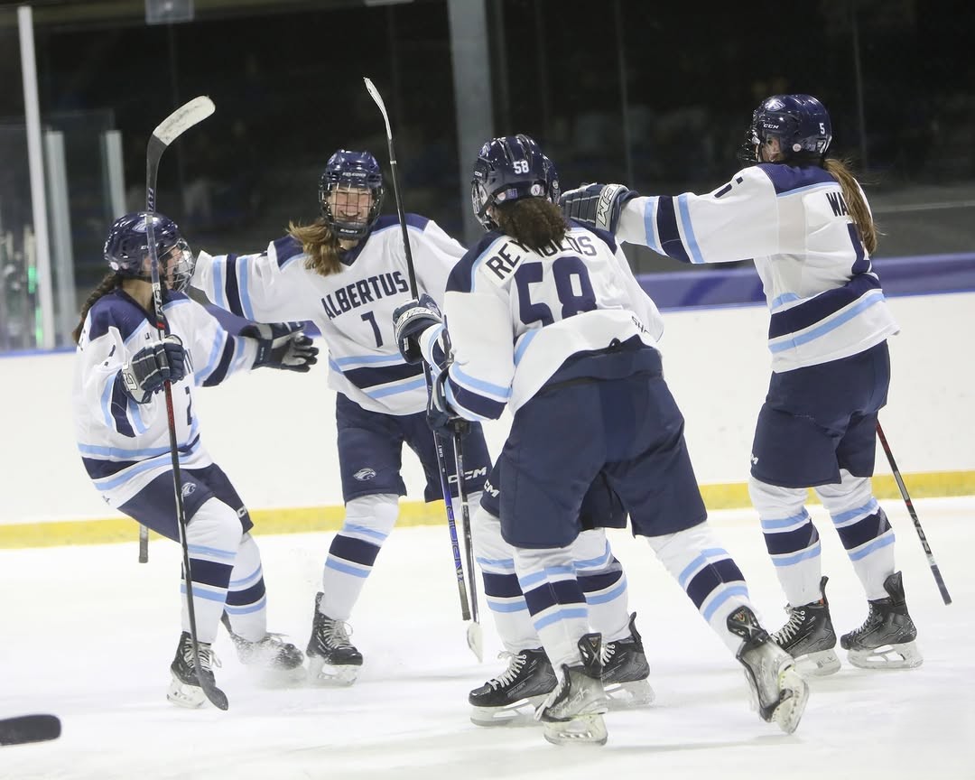 Late Goal From Reynolds Lifts Women's Ice Hockey Over Salve Regina