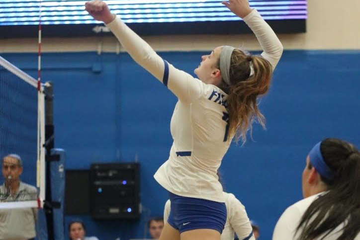 Women&rsquo;s Volleyball Suffers Loss at Wellesley to Open Season
